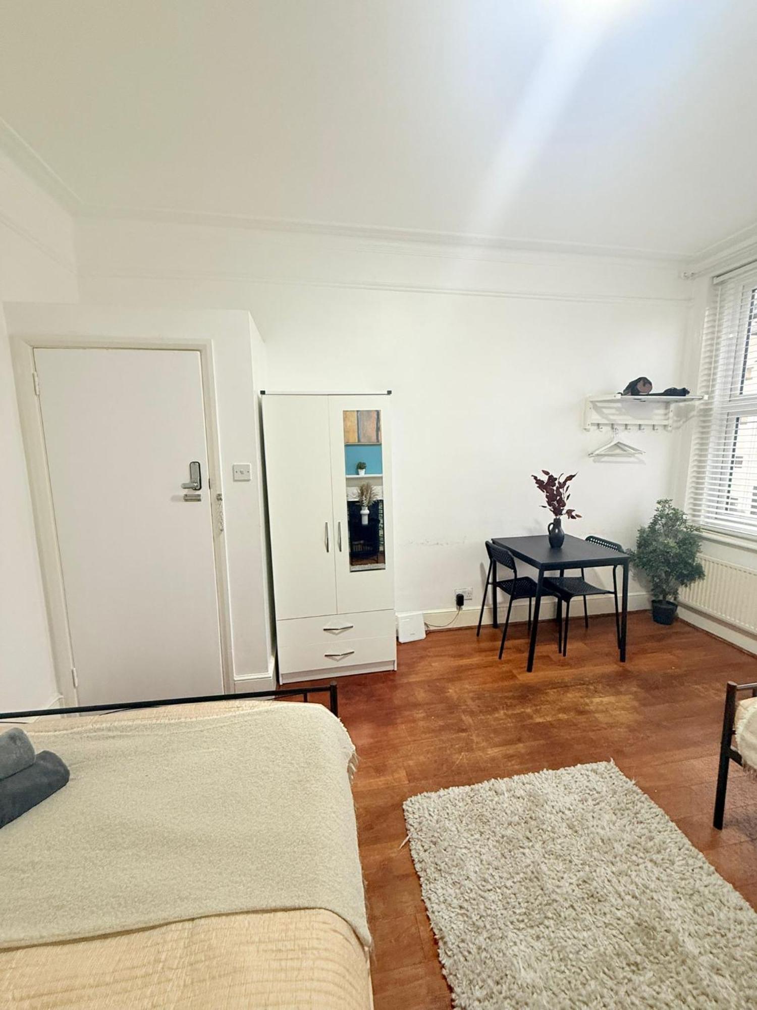 Cricklewood Broadway Guest Home Лондон Екстериор снимка